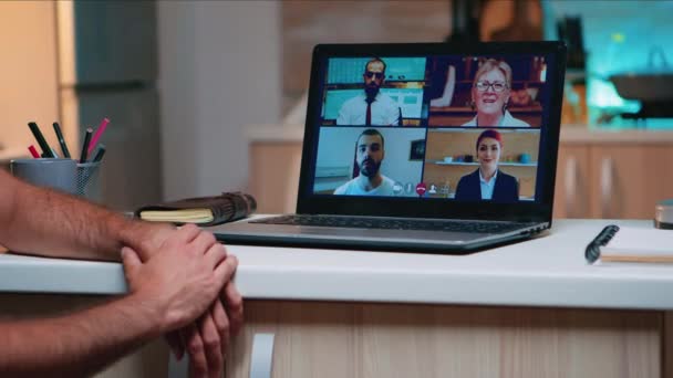 Vzdálený zaměstnanec má videokonferenci pracující z domova — Stock video
