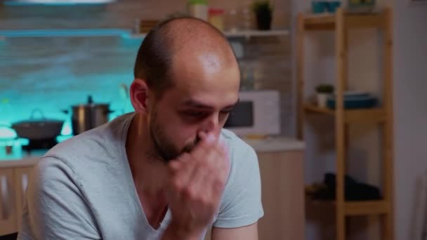 Gestresster Mann, der Überstunden macht, spürt Augenmüdigkeit — Stockvideo