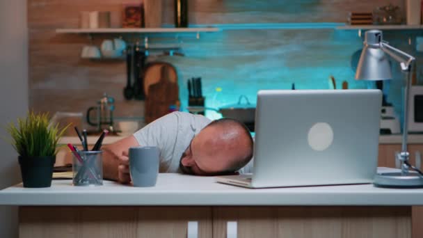 Homme surmené dormant sur le bureau de la cuisine — Video