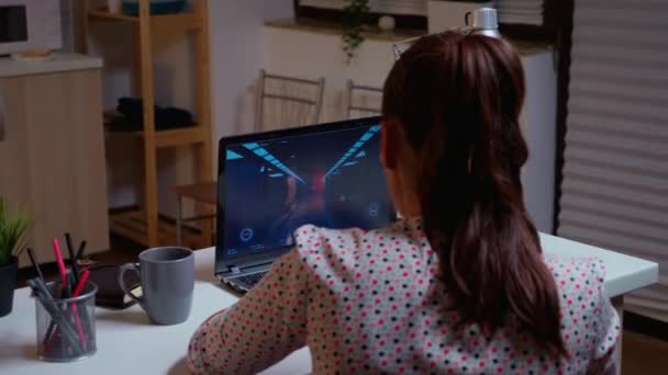 Femme gamer jouer jeu vidéo de la maison — Video