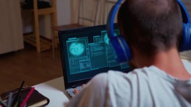 Hacker siber saldırı düzenliyor.