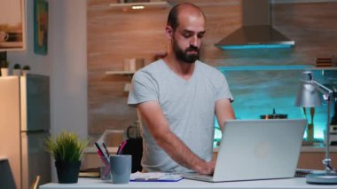 İş adamı kontrol saati ve kapanan bilgisayar