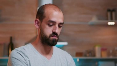 Gözlerini kıs ve dizüstü bilgisayara bak.