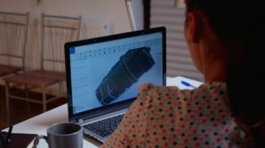 Sanayi türbininin 3 boyutlu modeli üzerinde çalışan mühendis