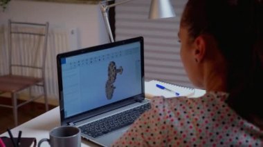 Freelancer dizüstü bilgisayar kullanarak alçak yazılım üzerinde çalışıyor.