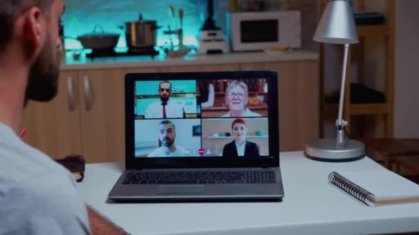 Biznes człowiek posiadające spotkanie korporacyjne za pomocą laptopa — Wideo stockowe