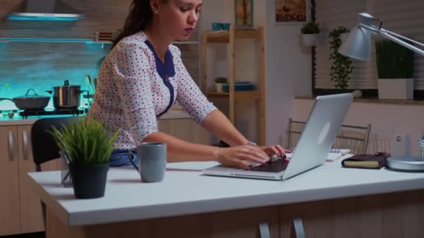 Vrouw controleren horloge sluiten laptop en verlaten — Stockvideo