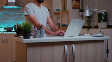 Yoğunlaştırılmış serbest çalışan adam fazla mesai yapıyor.