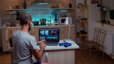 Film yapımcısı modern teknolojiyi kullanarak video görüntülerini düzenliyor