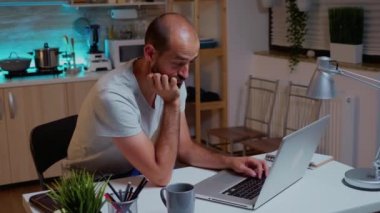 Evden çalışan bir adam gözlerini kapatıyor.