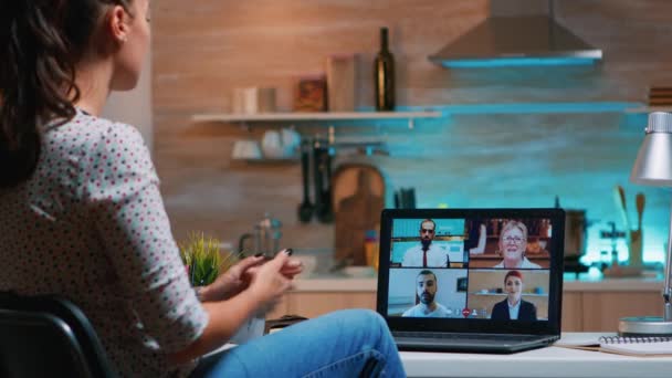 Freelancer discutir com parceiros on-line usando laptop — Vídeo de Stock