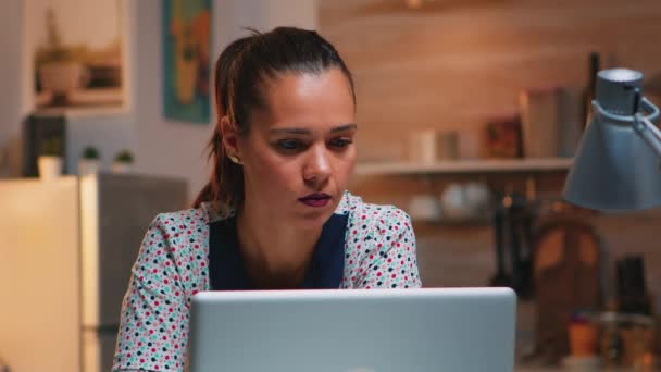 Freelance plisser tout en lisant les e-mails — Video