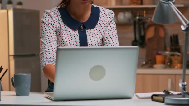 Freelancer usando laptop tarde da noite — Vídeo de Stock
