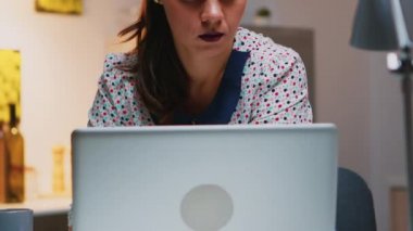 E-posta yanıtını düşünen kadın portresi