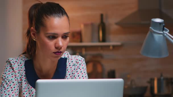 Bizneswoman czyta raporty siedzące przed laptopem — Wideo stockowe