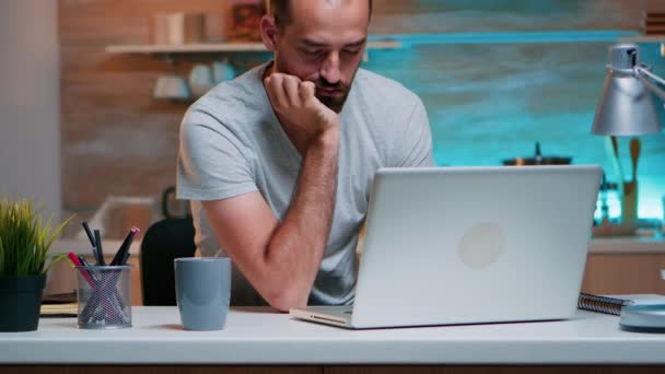 Hombre de negocios durmiendo frente a la computadora portátil — Vídeo de stock