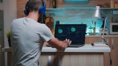 Erkek hacker tehlikeli bir virüsü kodlamada başarısız oldu