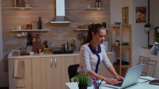 Affärskvinna skriva på bärbar dator medan du arbetar på distans — Stockvideo