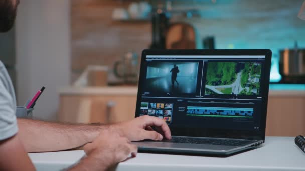 Videógrafo trabalhando remotamente edição de imagens de vídeo — Vídeo de Stock
