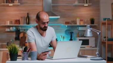 Serbest İşlemci kredi kartı kullanarak işlem yapıyor