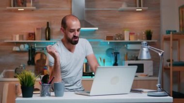 Girişimci video konferansında uzaktan çalışıyor.