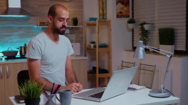 İş adamı video konferansı sırasında el sallıyor