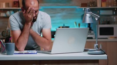 Dizüstü bilgisayarda çalışırken başımı kaldırırken ellerim yere bakıyor.