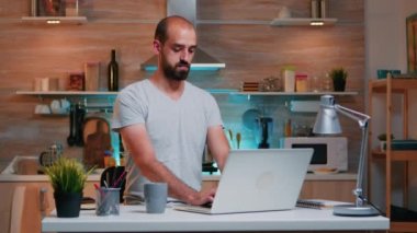 Serbest çalışan, evden kahve içen biri.