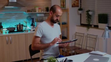 İşadamı uzaktan çalışırken tablet pc kullanıyor
