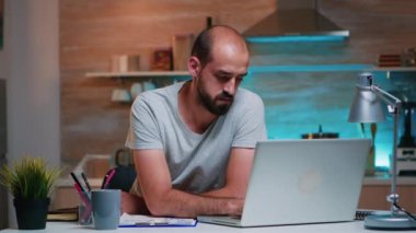 Dizüstü bilgisayarla saatler süren çalışmadan sonra baş ağrısı çeken serbest çalışan.