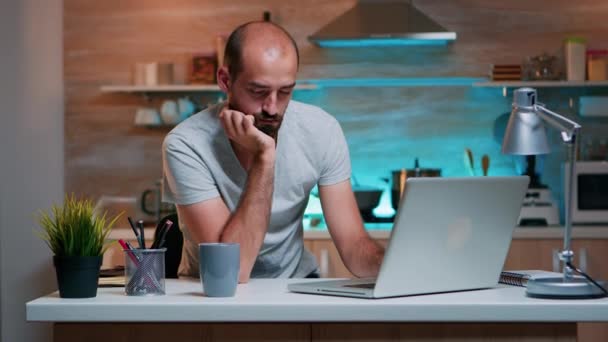 Frilansare stressade av överbelastning på arbetet somnar — Stockvideo