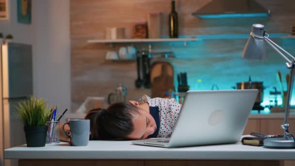 Overanstrengt kvinde sover på køkkenbordet – Stock-video