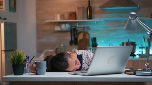 Overwerkte vrouw slaapt op keukenbureau — Stockvideo