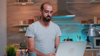 Videodaki adam evden çalışıyor.
