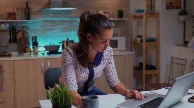 Dizüstü bilgisayarda çalışırken uyuyakalan çok çalışan kadın.