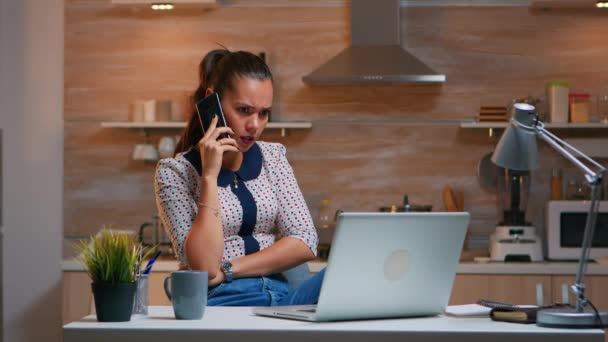 Remote-Mitarbeiter telefoniert während der Arbeit — Stockvideo