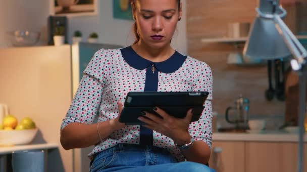 Empresaria tomando un descanso usando tableta digital tarde en la noche — Vídeo de stock