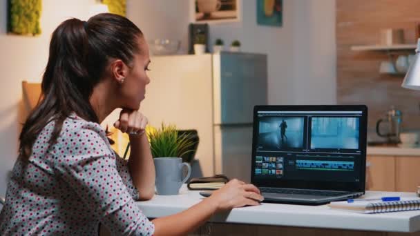 Videograaf editing van thuis uit op professionele laptop — Stockvideo