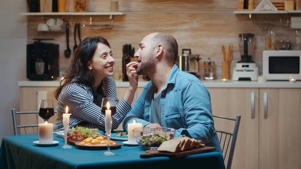 Ter momentos engraçados ao jantar — Fotografia de Stock