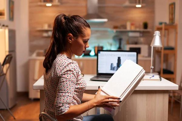 Arquitecto freelancer trabajando en la oficina en casa — Foto de Stock