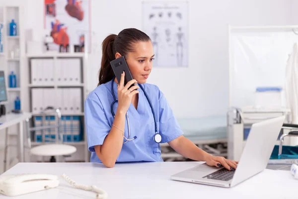 Medico che utilizza il telefono — Foto Stock