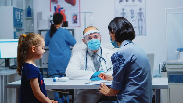 Trattamento del bambino di scrittura della madre — Foto Stock