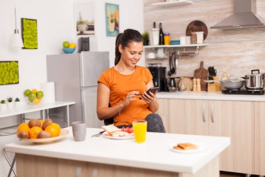 Sabahları internette sörf yapmak.