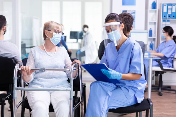 Gehbehinderte Frau mit Gehgestell — Stockfoto