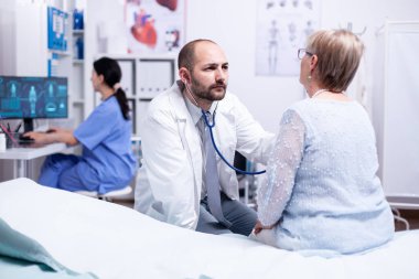 Yaşlı kadın doktor randevusu