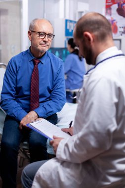Yaşlı adam doktor anketine cevap veriyor.