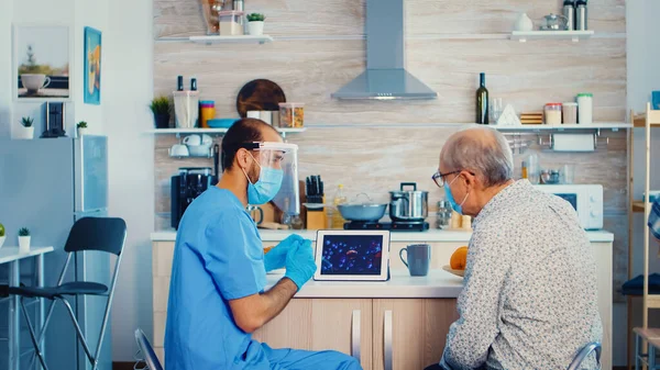 Oudere man in gesprek met dokter — Stockfoto