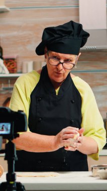 Büyükannem yemek vlog 'u yapıyor