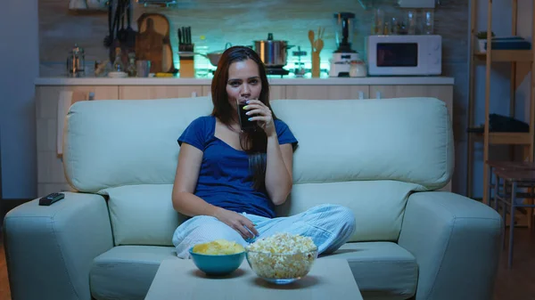 Mujer pasar tiempo libre viendo la televisión — Foto de Stock