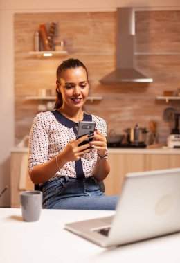 Serbest çalışan kadın telefonda konuşuyor.